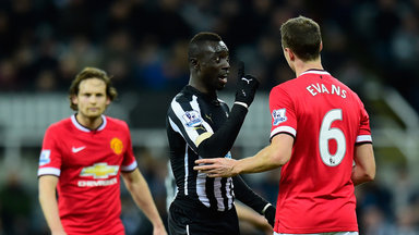 FA Resmi Dakwa Jonny Evans dan Papiss Cisse soal Insiden Meludah