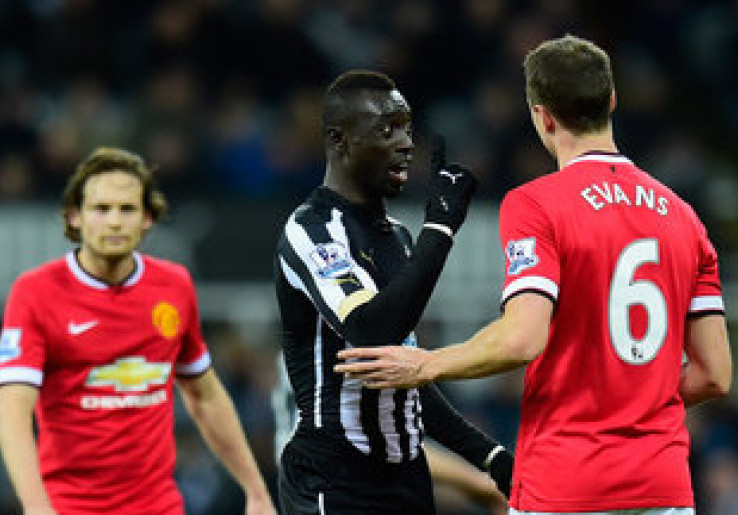 FA Resmi Dakwa Jonny Evans dan Papiss Cisse soal Insiden Meludah