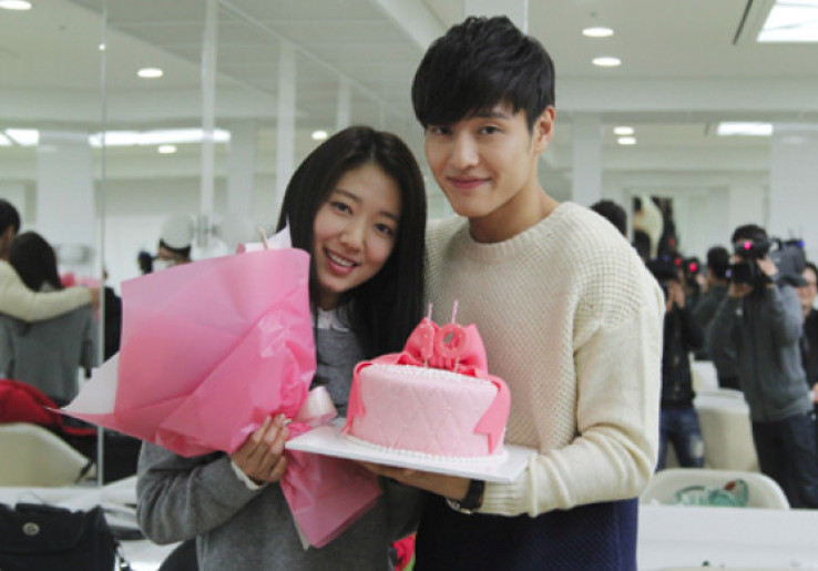 Park Shin Hye dan Kang Ha Neul Pacaran?