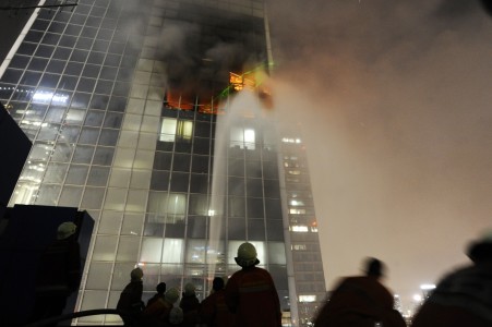 Usai Terbakar, Serpihan Kaca Masih Berserakan di Wisma Kosgoro 