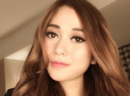 Anggunnya Aura Kasih dengan Gaun Batik