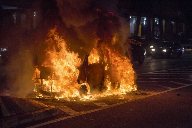 Akibat Korsleting Listrik, Sebuah Mobil Terbakar di Cawang