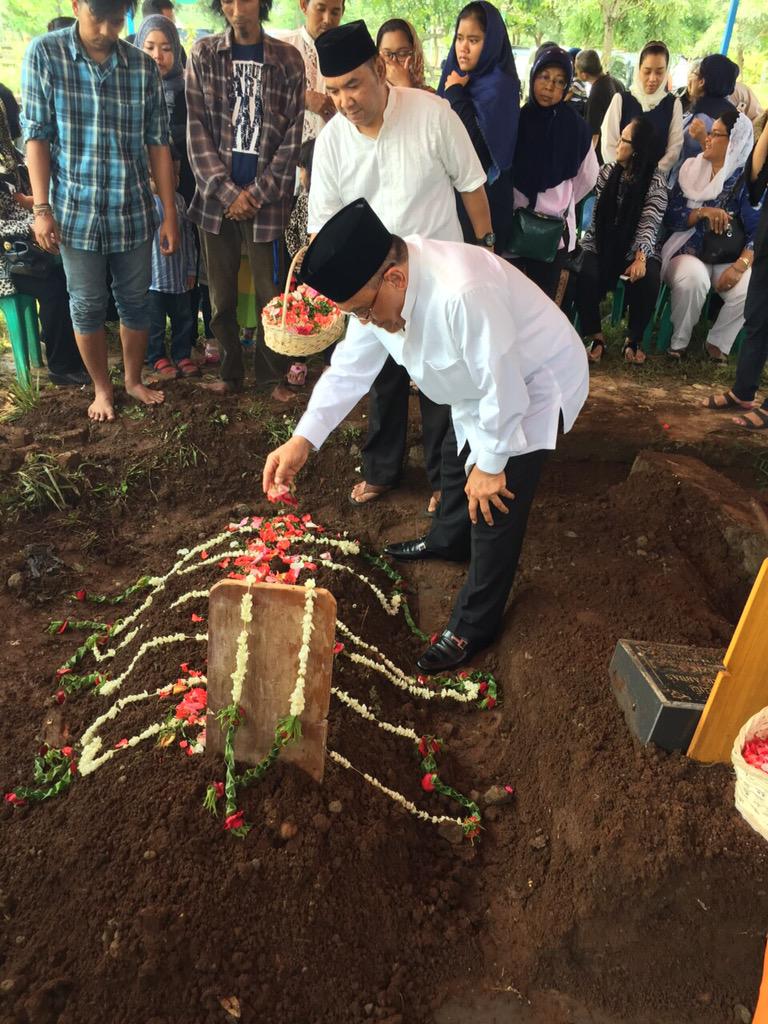 Ical Tebar Bunga di Kuburan Jelang Rapat DPD