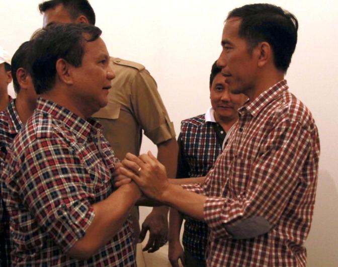 Usai Bersalaman, Presiden Jokowi Peluk Prabowo