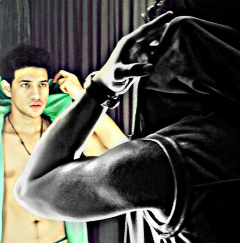 Pose Tubuh Kekar ala Ammar Zoni