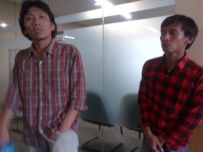 Dua Pemuda Menangis di Depan Kantor Haji Lulung