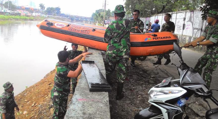  Kodim Depok Bersihkan Kali Ciliwung