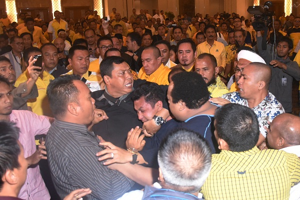 Puluhan Orang Bersenjata Tajam Serang Kantor DPP Golkar