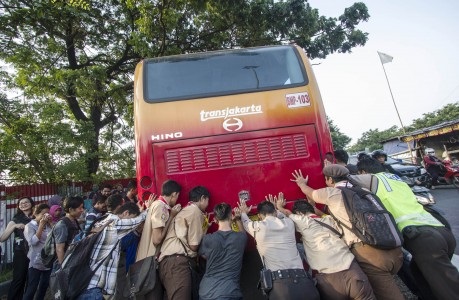 Usai Terbakar, Kini Bus Transjakarta Mogok