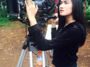 Pose Konyol Ochi Rosdiana di Lokasi Syuting