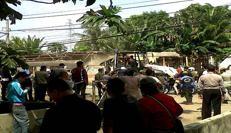  200 Petugas Gabungan Tertibkan Bangunan Liar