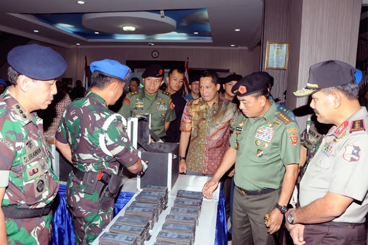 TNI Serahkan Black Dollar Rp9 Miliar ke Polri