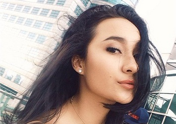 Naomi Zaskia ‘Cantik Cantik Magic’ Modis dan Seksi