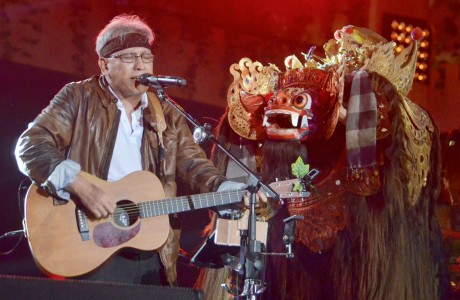 Iwan Fals Suarakan Peduli Lingkungan di Konser Nyanyian Raya