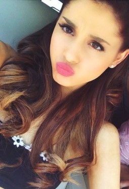 Dibully Karena Berdada Kecil, Ini Cara Ariana Grande Bungkam Haters