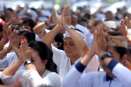 Upacara Melasti Perayaan Hari Raya Nyepi Tahun Baru Saka 1937