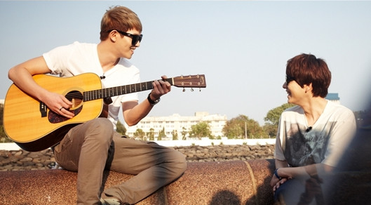 Jonghyun CNBLUE dan Kyuhyun SuJu Ngamen di India