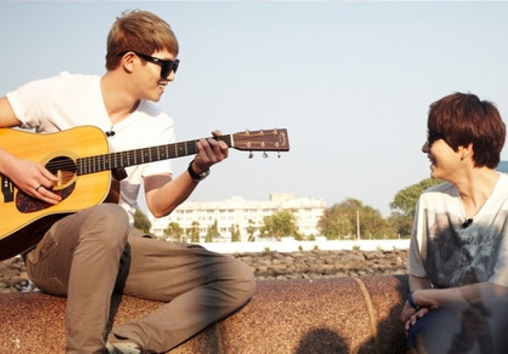 Jonghyun CNBLUE dan Kyuhyun SuJu Ngamen di India