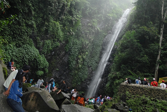 Sejuknya Pemandangan Air Terjun Kakek Bodo