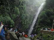 Sejuknya Pemandangan Air Terjun Kakek Bodo