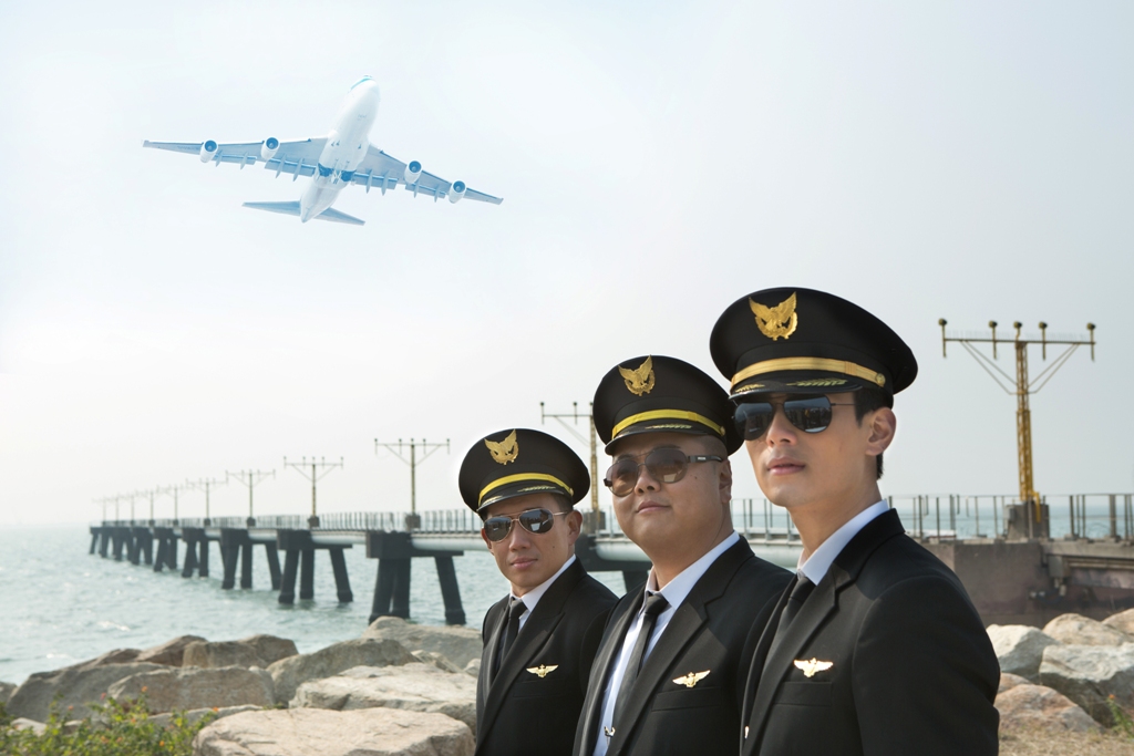 Saat Tiga Pilot Playboy Terjebak di Masa Silam