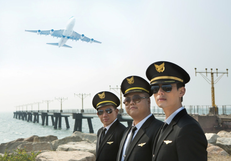 Saat Tiga Pilot Playboy Terjebak di Masa Silam