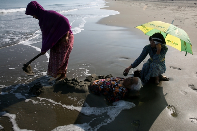 Terapi Pasir Laut Dipercaya Sembuhkan Berbagai Penyakit