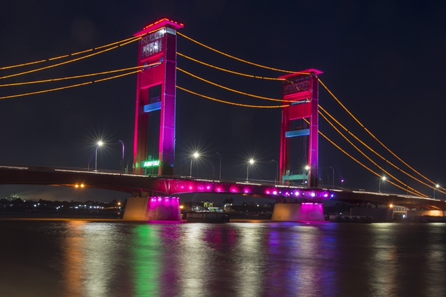 Betapa Indahnya Jembatan Ampera di Malam Hari