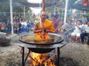Biksu Asal Thailand Meditasi di Minyak Mendidih