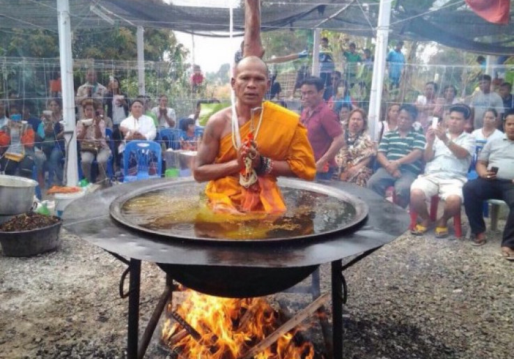 Biksu Asal Thailand Meditasi di Minyak Mendidih