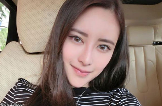Artis Facebook Seksi Punya Fotografer Pribadi untuk Selfie