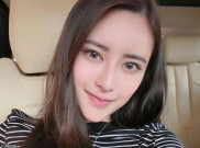 Artis Facebook Seksi Punya Fotografer Pribadi untuk Selfie