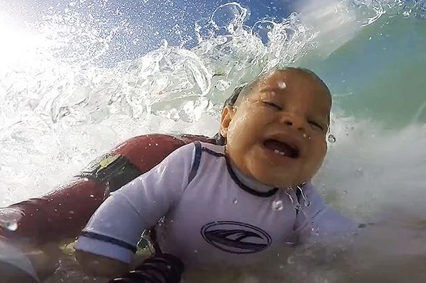 Aksi Surfing Profesional Bayi 9 Bulan