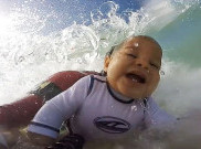 Aksi Surfing Profesional Bayi 9 Bulan