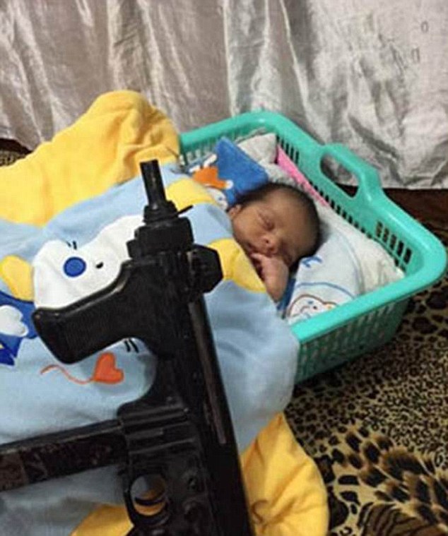 ISIS Doktrin Anak Gunakan Senjata Sejak Balita