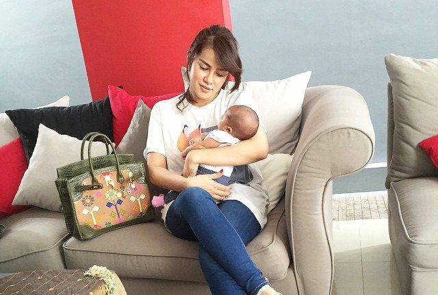 Olla Ramlan Anggap ASI Bikin Cepat Kurus