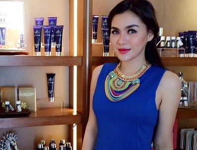 Kecupan ‘Hot’ Vicky Shu Bikin Pria Mabuk Kepayang