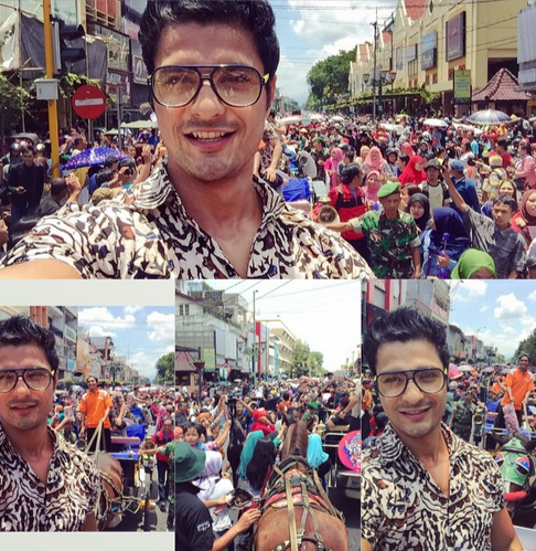 Shaheer Sheikh dan Kawan-Kawan Bangga Pakai Batik dan Belangkon