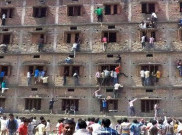 Nyontek Berjamaah, Orangtua Panjat Gedung Sekolah