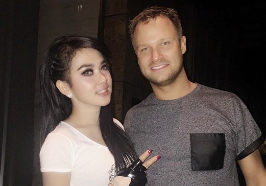 Syahrini Pacaran dengan Dash Berlin?