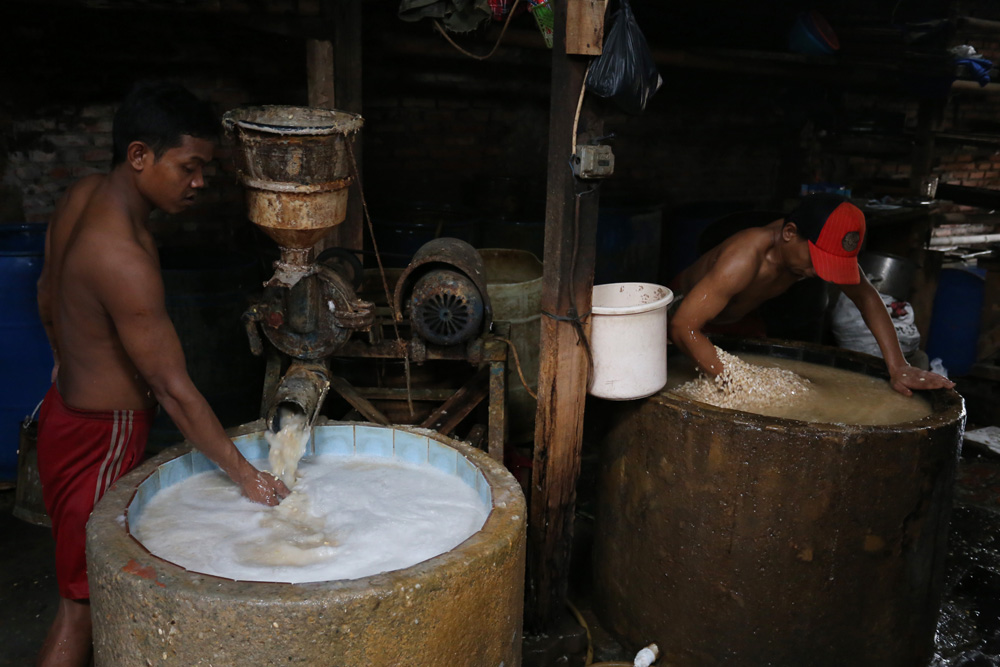Harga Kedelai Mahal, Pengrajin Tempe di Pasar Kebayoran Lama Kecilkan Ukuran