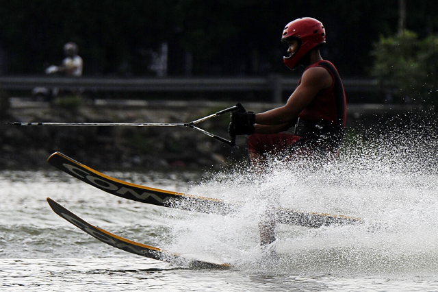 Latihan Para Atlet Ski Air Jelang SEA Games Singapura 2015