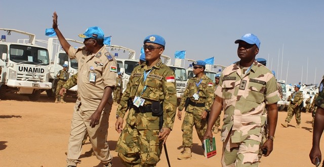 Komandan Sektor Barat Tinjau Pasukan Indonesia di Darfur