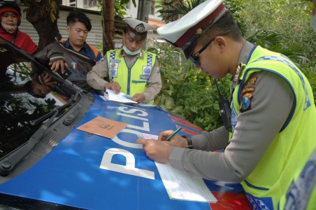 Motor Masuk Busway Polisi Malah Tilang Sopir Transjakarta