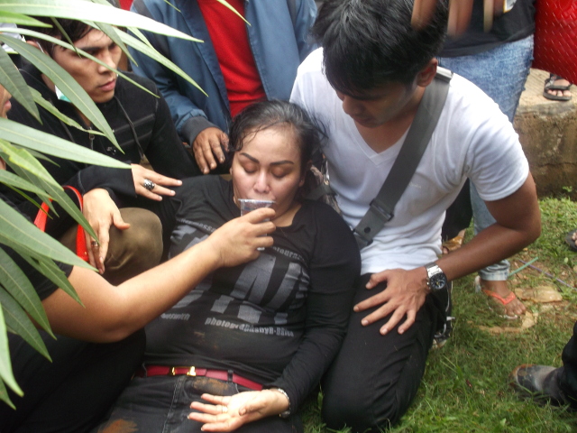 Mak Vera Roboh Pingsan saat Pemakaman Olga