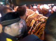  Pemakaman Olga Rusuh, Luna Maya Nyaris Pingsan