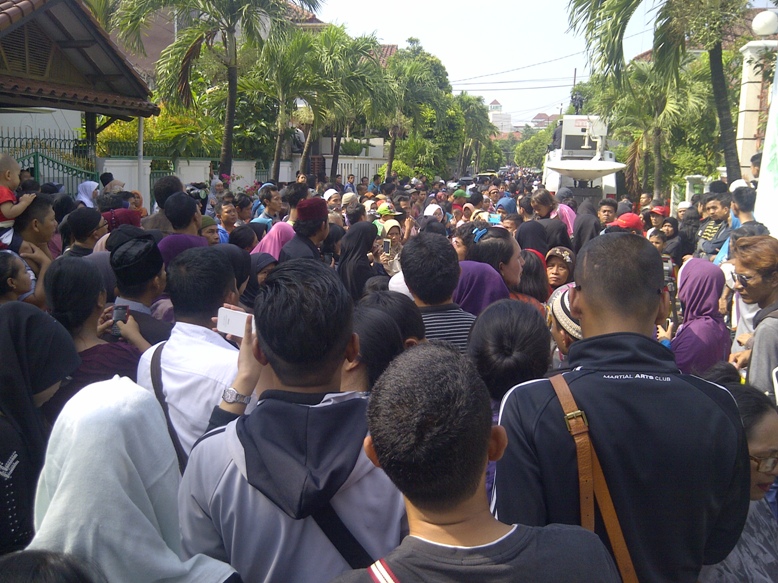 Warga Sambut Kedatangan Jenazah Olga Syahputra