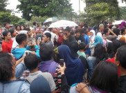 Lautan Manusia Penuhi Pemakaman Olga