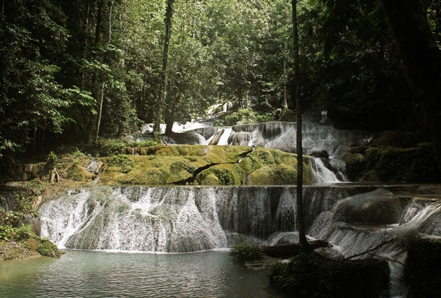 Pemandangan Spektakuler di Air Terjun Moramo