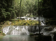 Pemandangan Spektakuler di Air Terjun Moramo